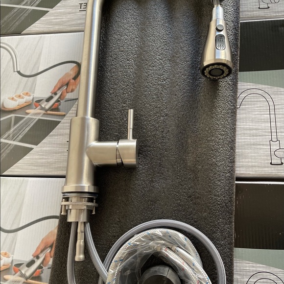 Pull down kitchen faucet - Picture 4 of 7